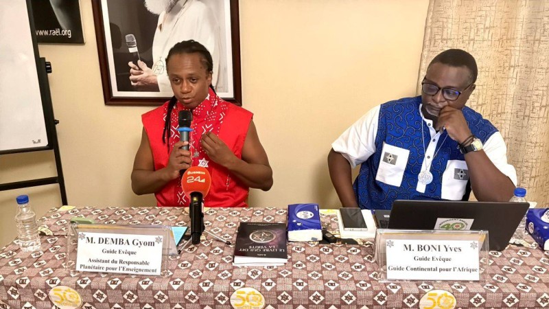 L’évêque Gyoum Demba évêque assistante du responsable planétaire de l’enseignement et l’évêque Boni Yves sur la table de séance de la conférence de presse. (Photo Malone Diaby)