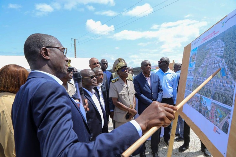 Légende photo : Le ministre du Commerce, de l’Industrie et de l’Artisanat, Kalil Konaté (au centre), entouré des autorités administratives, des élus locaux et des responsables techniques, lors de la visite du site de la future Zone économique spéciale (Zes) d’Adzopé. (DR)