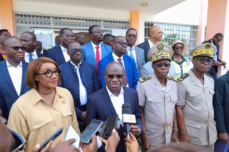 Le ministre du Commerce, de l’Industrie et de l’Artisanat, Kalil Konaté (au centre), entouré des autorités administratives, des élus locaux et des responsables techniques, lors de la visite du site de la future Zone économique spéciale (Zes) d’Adzopé. (DR)
