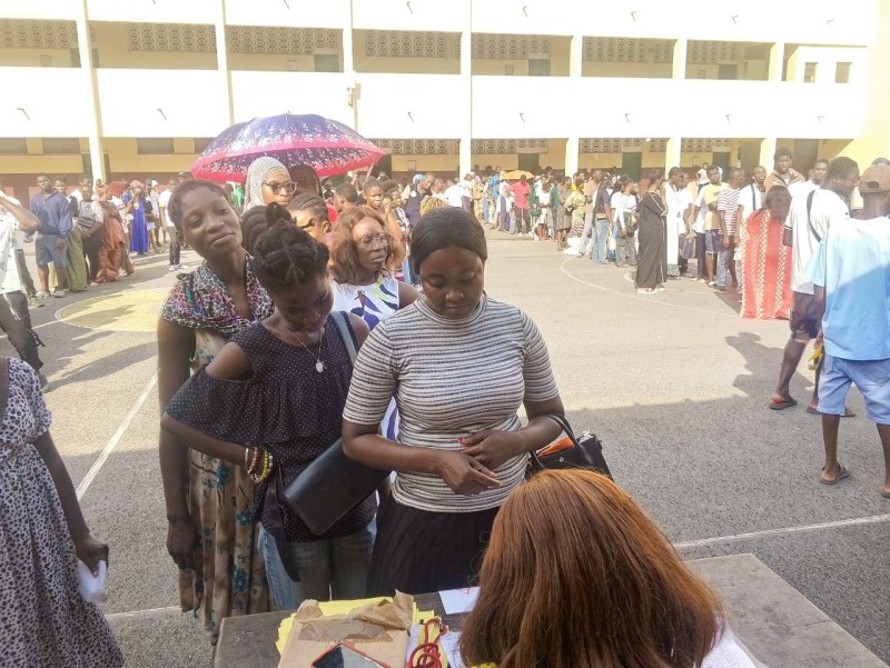 Au Collège Notre-Dame du Plateau, les candidats font la queue, impatients de récupérer leur collante. (dr)