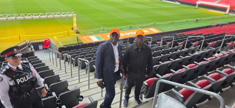L'ambassadeur Bafétigué Ouattara et les représentants du ministère des Sports inspectent les installations du BMO Field en prévision de l'arrivée des supporters ivoiriens.