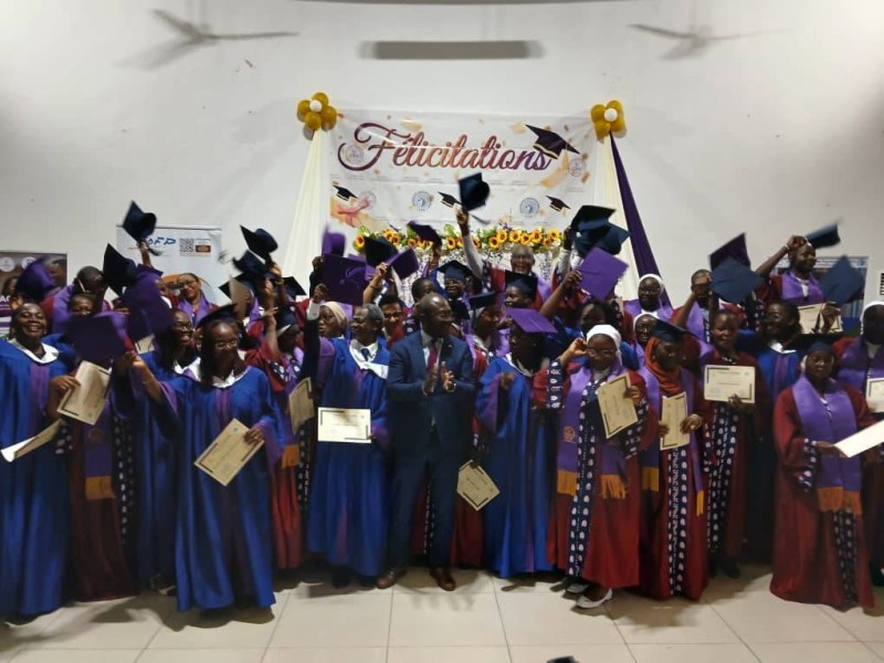 Les diplômés posent pour la postérité.