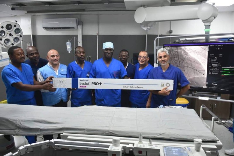 L'équipe médicale de l'Institut de Cardiologie d'Abidjan après la réussite des deux premières interventions TAVI réalisées en Côte d'Ivoire.