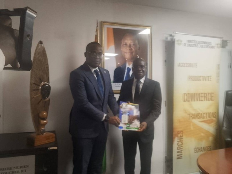 Le ministre Ibrahim Kalil Konaté (à droite) recevant le rapport bilan du Soac. (Photo: Franck YEO)