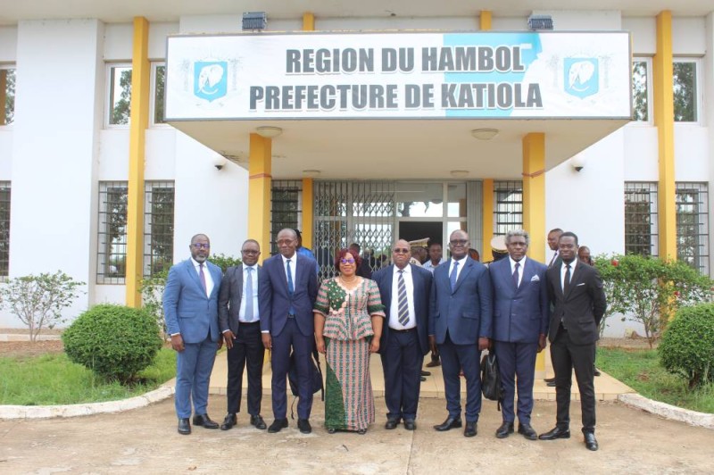  Léa Bobo, représentant le directeur général de la Sndi (au centre), en compagnie de ses collaborateurs (Dr)