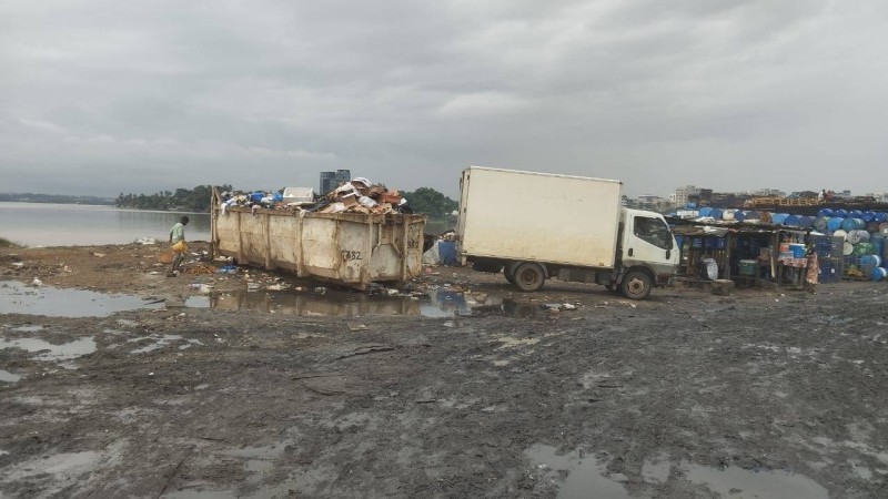 Le camion fraudeur déversant ses ordures industrielles dans le coffre de Biafra à Treichville. (DR) 
