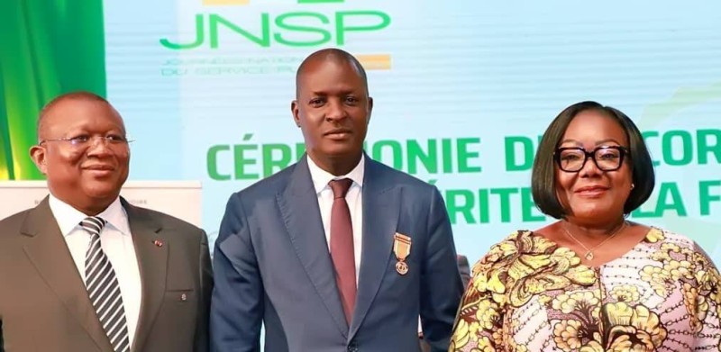 Le Professeur Bafétigué Ouattara, Directeur du Centre de Recherches Océanologiques entre les Ministres Anne Ouloto et  Amadou Coulialy