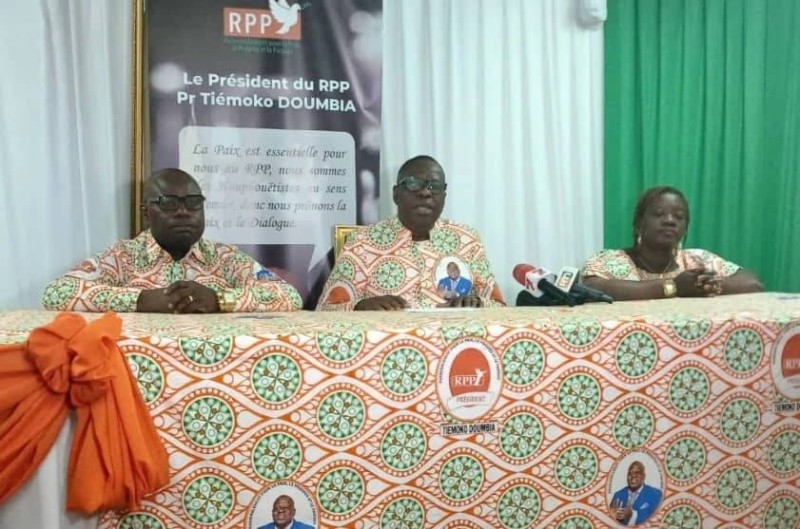 Pr Doumbia Tiémoko (au centre) salue l'initiative du gouvernement. (Dr)