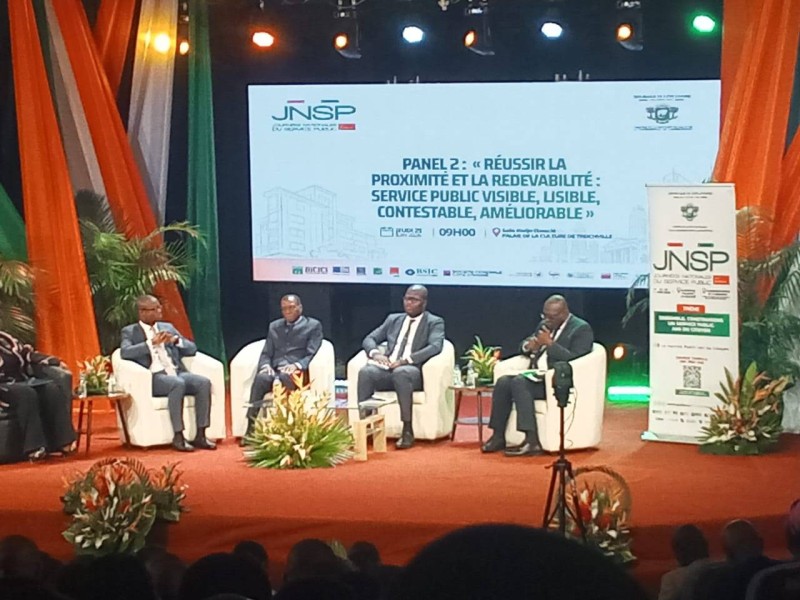 Dr Auguste Yeboué (à droite), directeur général de la transformation et du service public, panéliste.