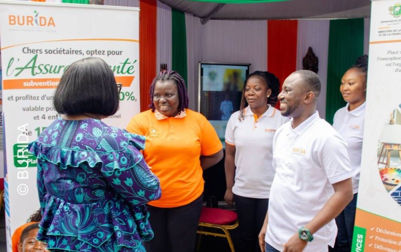 La ministre de la Fonction publique, Anne Désirée Ouloto, au stand du Burida