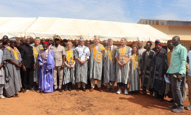 Donald Brown, Vice-Président adjoint du FIDA, échange avec les élèves de l'EPP de Nahoualakaha autour des retombées du système d'alimentation en eau potable financé par l'institution.
