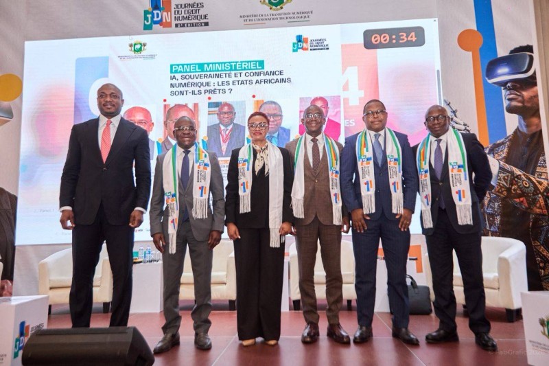 De gauche à droite: Ali Diarrassouba, modérateur;  Kalil  Konaté, ministre du Commerce, de l’Industrie et de l’Artisanat; Bintou Jarvis, commissaire générale de l'événement; Djibril Ouattara, ministre de la Transition numérique et de l’Innovation technologique; Secrétaire Général du Gouvernement;  directeur de Cabinet du ministère de la Justice et des Droits de l’Homme. (Ph : DR)