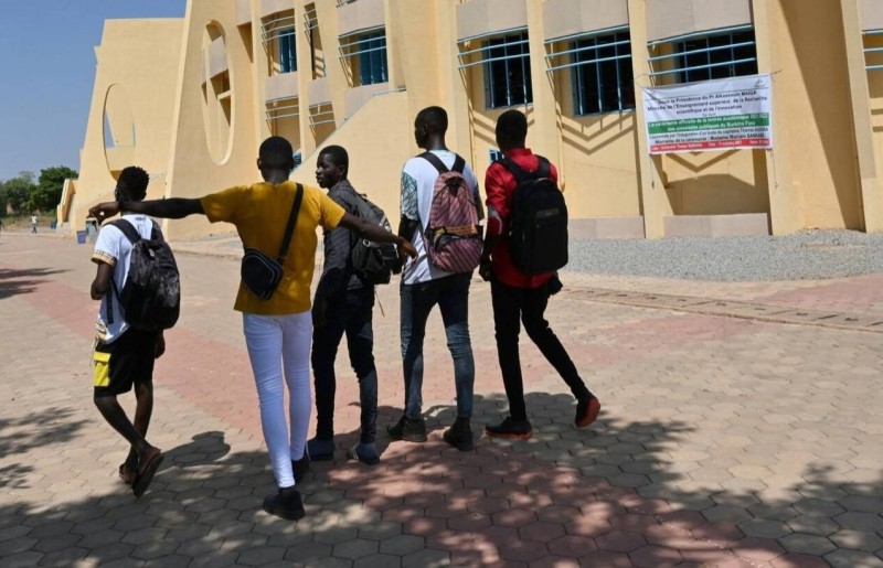Des étudiants devant l'université Thomas Sankara, près de Ouagadougou, au Burkina Faso, le 15 octobre 2021. AFP - ISSOUF SANOGO