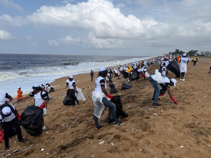 Les bénévoles sont à pied d'oeuvre pour rendre la plage propre (Photo Bavane)