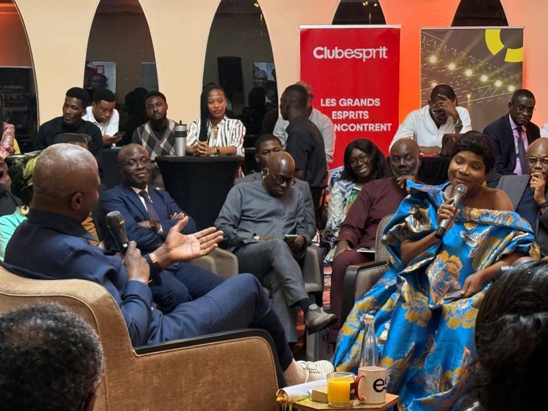 Abou-Bakar Ouattara (micro en main) (Dr)