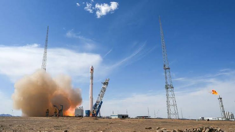 Une fusée porteuse transportant deux satellites SpaceSail décolle de la zone de Dongfeng, en Mongolie-Intérieure, le 9 juin 2026. VCG via Getty Images - VCG 