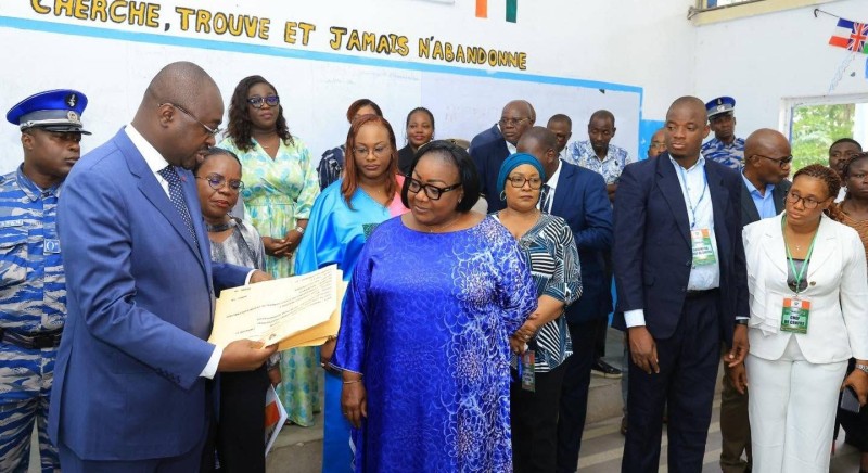 La ministre Anne Désirée Ouloto-Lamizana, au Lycée classique de Cocody