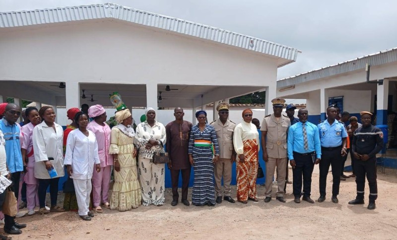 Les autorités locales, les responsables sanitaires et les populations ont pris part à la cérémonie officielle de remise des infrastructures réhabilitées du Centre de santé urbain de Bouna.