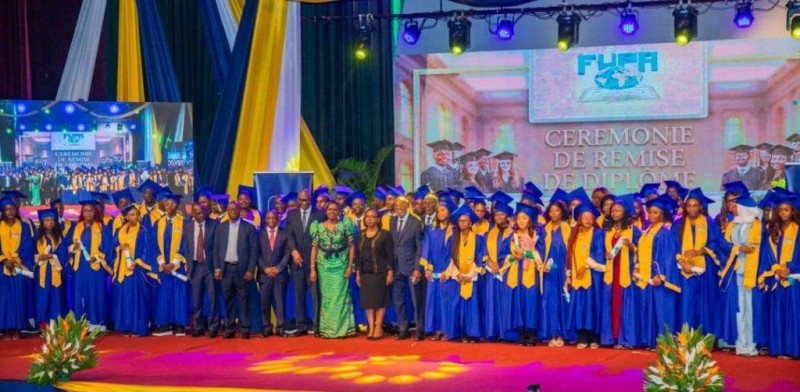 Les promotions distinguées sont heureuses de recevoir leur diplômes. (Ph: Dr)