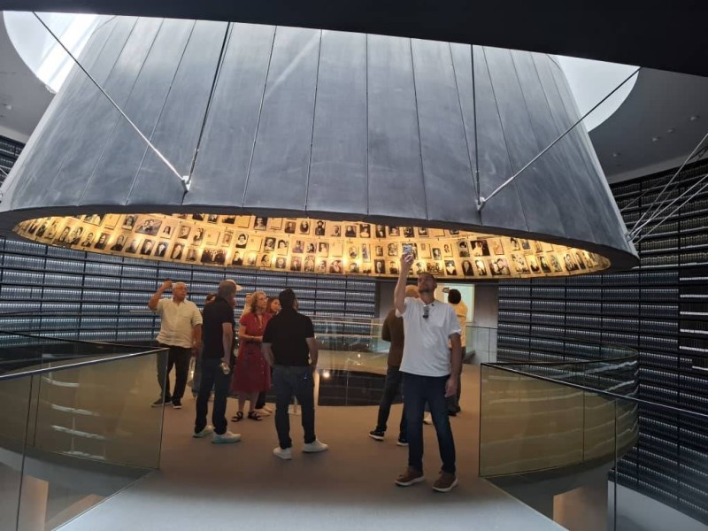 Invariablement, ceux qui visitent le Yad Vashem sont émus par ce qu'ils voient : la liste des noms des communautés rayées de la carte, les millions d'enfants, les photos, les documents, la lumière qui reste allumée...