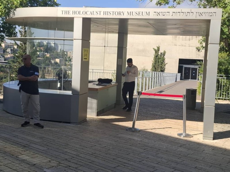 Situé sur le mont du souvenir, dans un cadre paisible et verdoyant de la forêt de Jérusalem, le campus de Yad Vashem possède tous les atouts pour mener à bien sa mission.