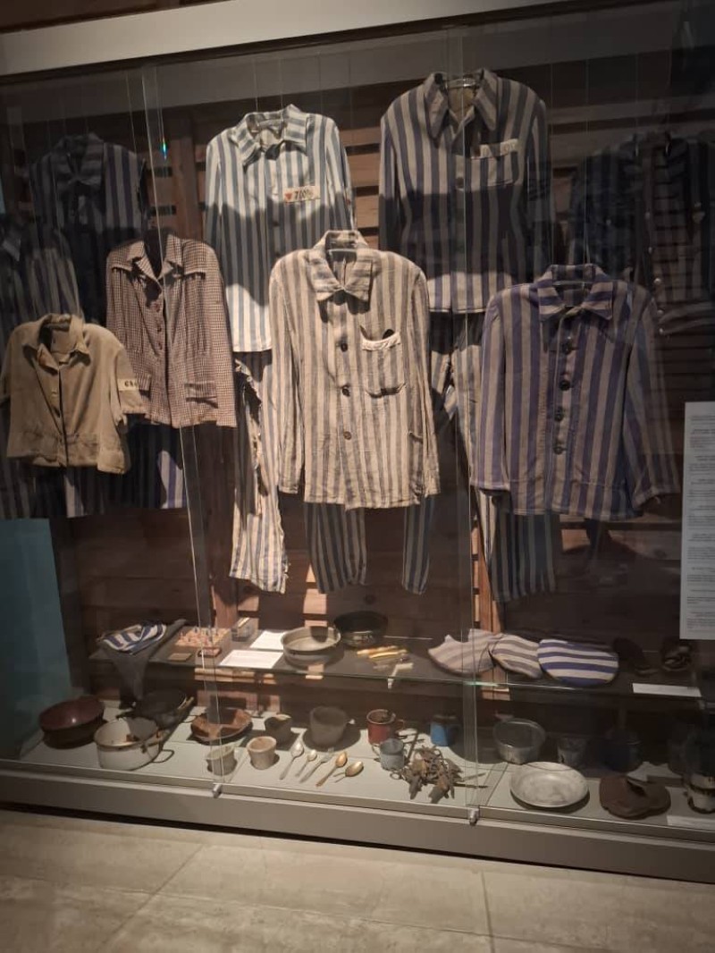 Yad Vashem conserve des dizaines de milliers d'objets personnels, y compris des vêtements d'époque.
