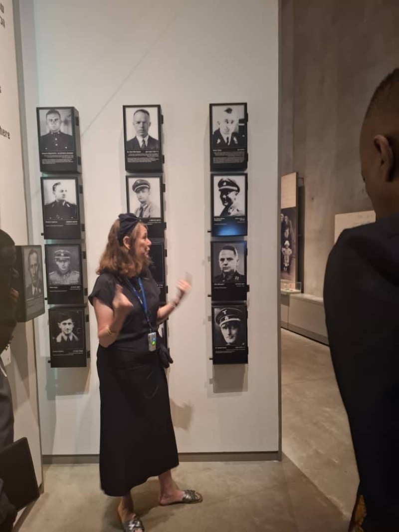 Ici, Arielle Nahmias,responsable des programmes éducatifs pour les pays francophones, présente les portraits des victimes juives aux visiteurs. (PHOTOS: FATOU SYLLA)