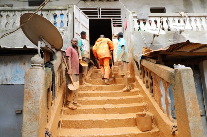 Cette habitation a reçu par derrière, un éboulement de terre.