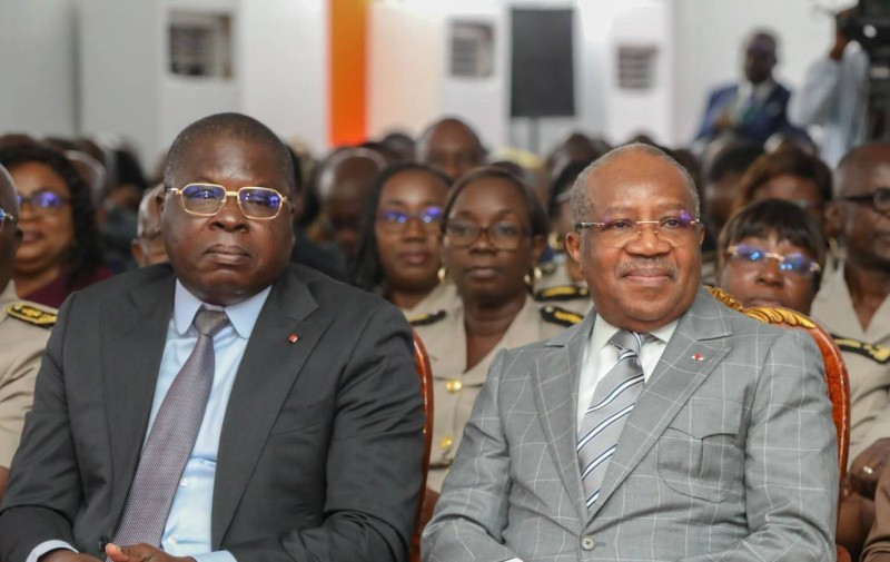 
Le ministre de la Justice et des Droits de l’Homme, Jean Sansan Kambilé, avec à ses côtés Dr Amédé Koffi Kouakou est le ministre de l'Hydraulique, de l'Assainissement et de la Salubrité
