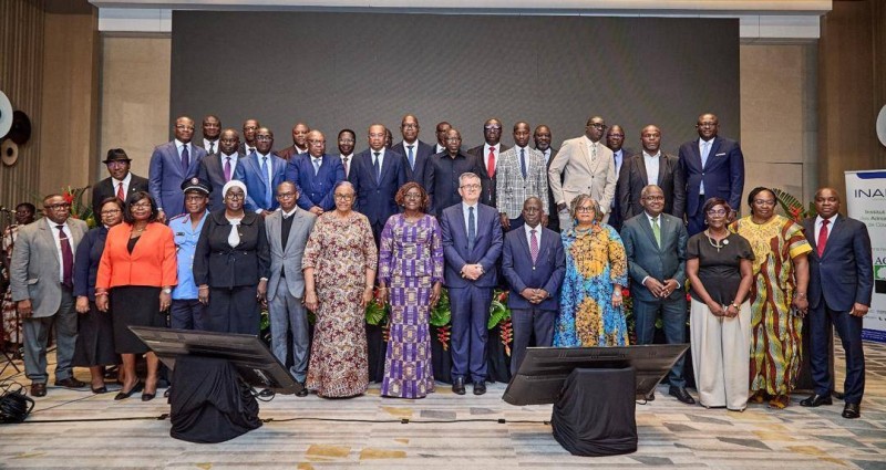 La ministre du Portefeuille de l'État et des Entreprises publiques, Mariatou Koné, pose avec les responsables des Établissements publics nationaux et les partenaires de la deuxième session du Programme de renforcement de la gouvernance et de la gestion des EP
