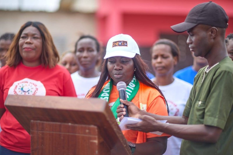 Mme Georgette Kouamé, présidente de l'ONG Espoir Pour Tous-Plus, remettant un kit alimentaire à une bénéficiaire lors de la 3ᵉ Journée internationale des veuves à Abobo.