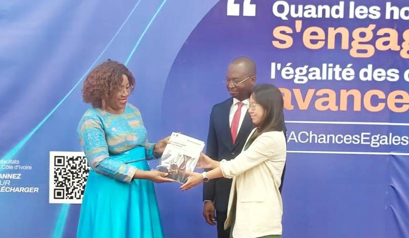 Euphrasie Kouassi Yao, recevant le rapport des mains de la représentante de l’Ocde en présence du représentant de la ministre Nassénéba Touré.