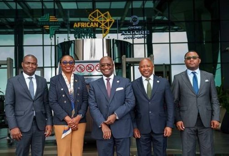 Le Président d’Afreximbank (au milieu) appelle à la souveraineté économique de l’Afrique par l’industrialisation, le commerce