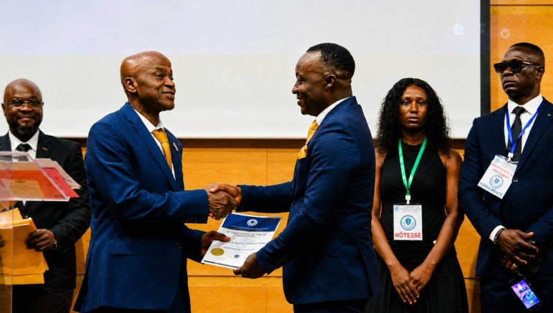 Les responsables internationaux et nationaux de la CIDEGEC posent aux côtés des invités à l'issue de la cérémonie officielle de lancement de l'organisation en Côte d'Ivoire.
