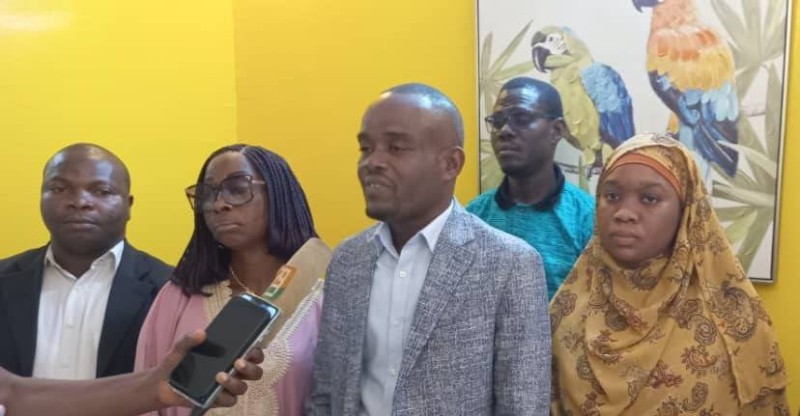 Le secrétaire exécutif national d'Alternative Crédible, Oxyde Tano (au centre),
