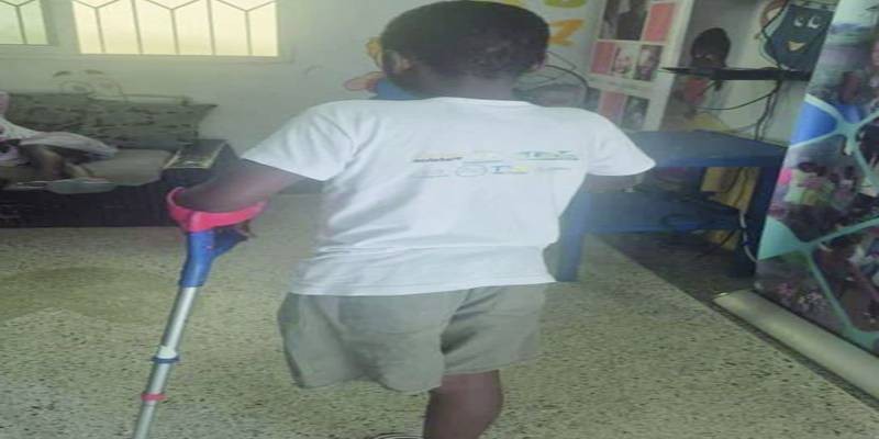 Amputé, le petit Emmanuel N’Guessan est atteint d’un cancer de l’os (Ph: EMELINE P. AMANGOUA)