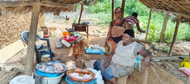 Des femmes vivent du petit commerce dans le camp de PTP