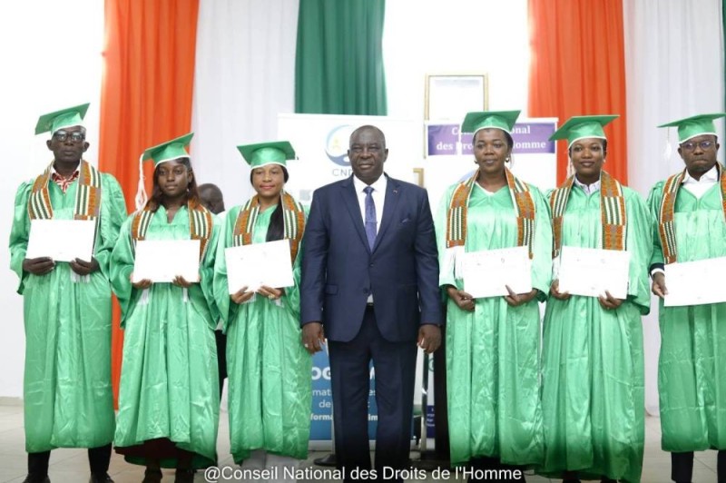 Le ministre d'État Kouassi Adjoumani, parrain de la cérémonie, a invité les récipiendaires à mettre leurs compétences au service de la paix, de l'État de droit et de la cohésion sociale.
