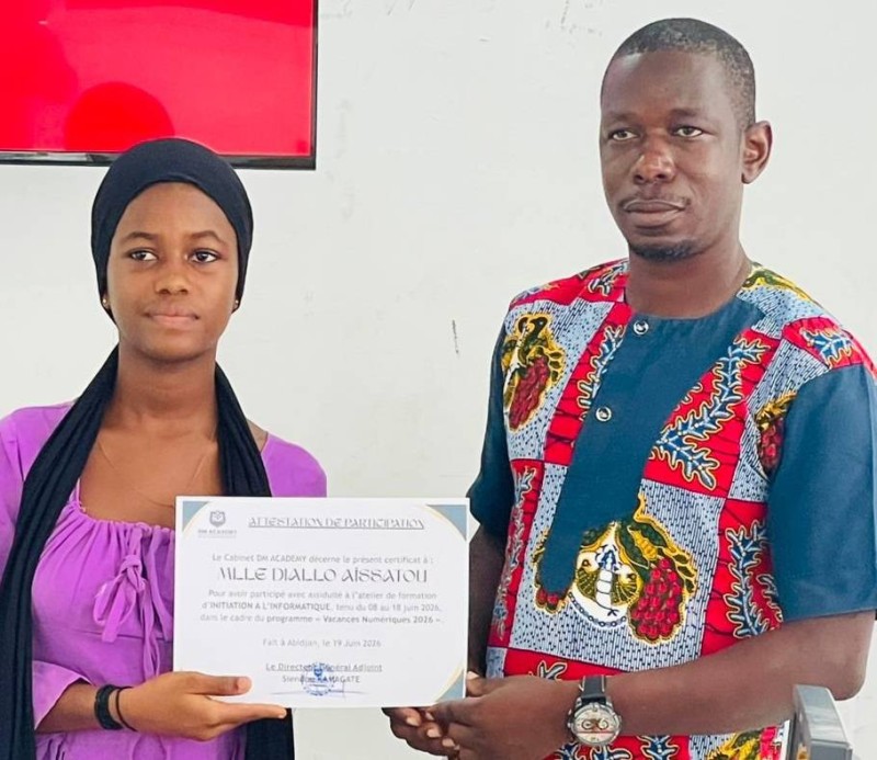 Le directeur des formations remettant un certificat de fin de formation à une apprenante (DR)