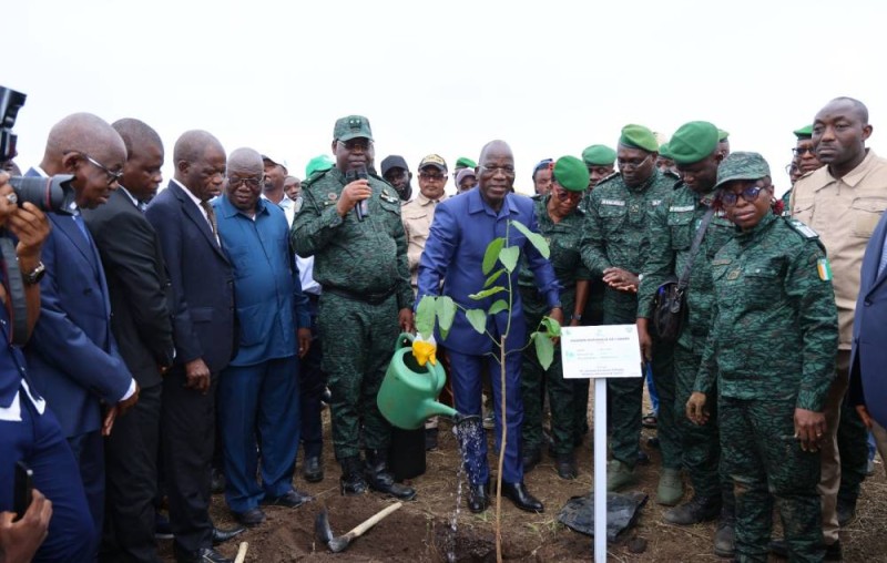 La cérémonie officielle de la Journée nationale de l'arbre 2026 s'est achevée par une opération de reboisement sur le campus 2 de l'Université Alassane Ouattara de Bouaké.