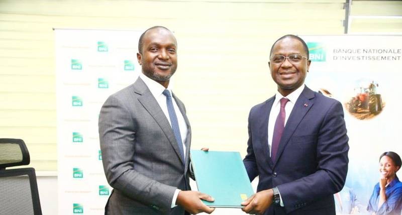 Échange de parapheurs entre Youssouf Fadiga (DG de Bni) et Ahmed Cissé, représentant Brandon & Mcain Capital. (Ph: Dr)