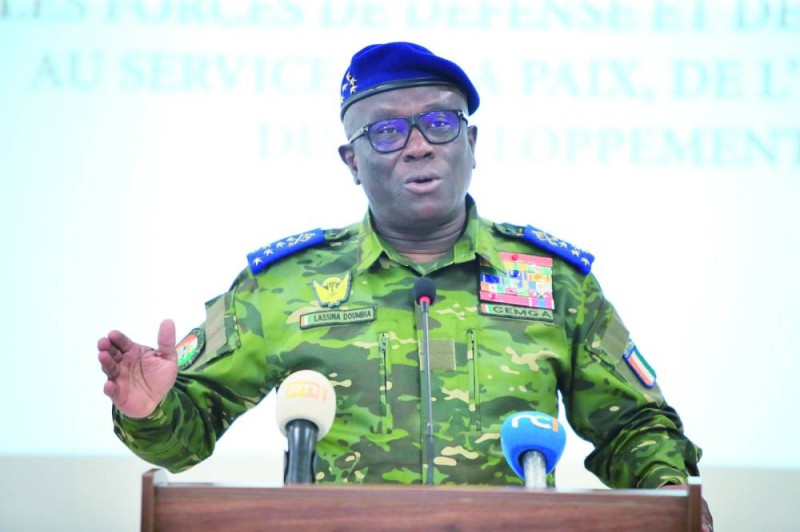 
Le général d’armée Lassina Doumbia, assisté... 