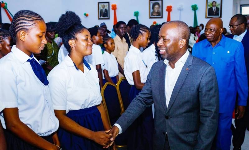 Heureux et fier de leurs résultats, le maire Jean-Louis Moulot a félicité les meilleurs élèves de la ville. (Ph: Dr)