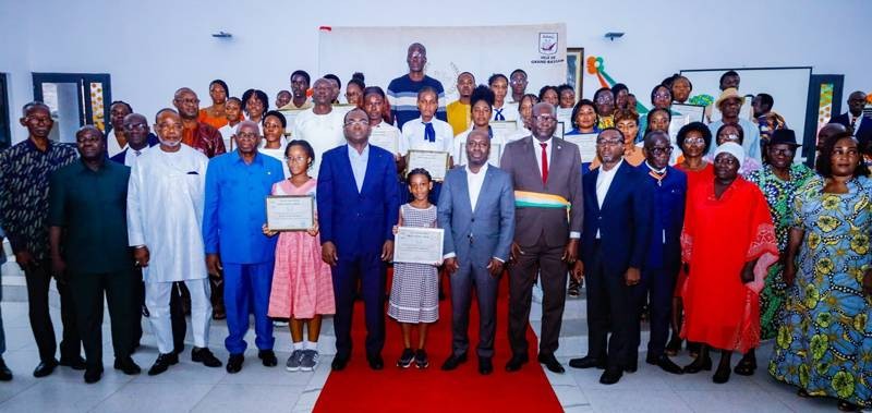 Les autorités municipales et éducatives, et les parents d’élèves ont célébré les meilleurs élèves de la ville pour l’année scolaire écoulée. (Ph: Dr)