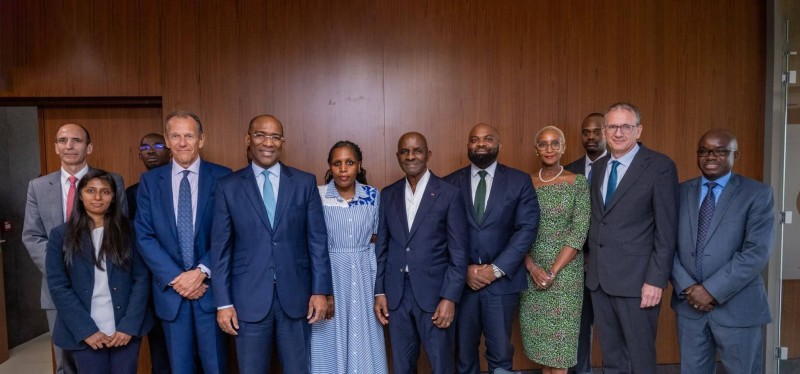 Le président du Groupe NSIA, Jean Kacou Diagou, et les responsables de British International Investment (BII) lors de la signature de l'accord de financement de 19,7 milliards FCFA en faveur des PME ivoiriennes.