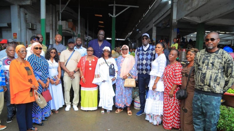 Le maire de Rufisque Ouest, Astou Gueye (au centre), et le maire d'Adjamé, Farikou Soumahoro, lors de la visite du marché Gouro, dans le cadre du projet de jumelage entre les deux communes.