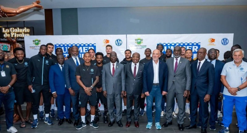 Le ministre du Tourisme et des Loisirs, Siandou Fofana, accueille la délégation de l'Olympique de Marseille à Abidjan dans le cadre du Summer Tour 2026.
