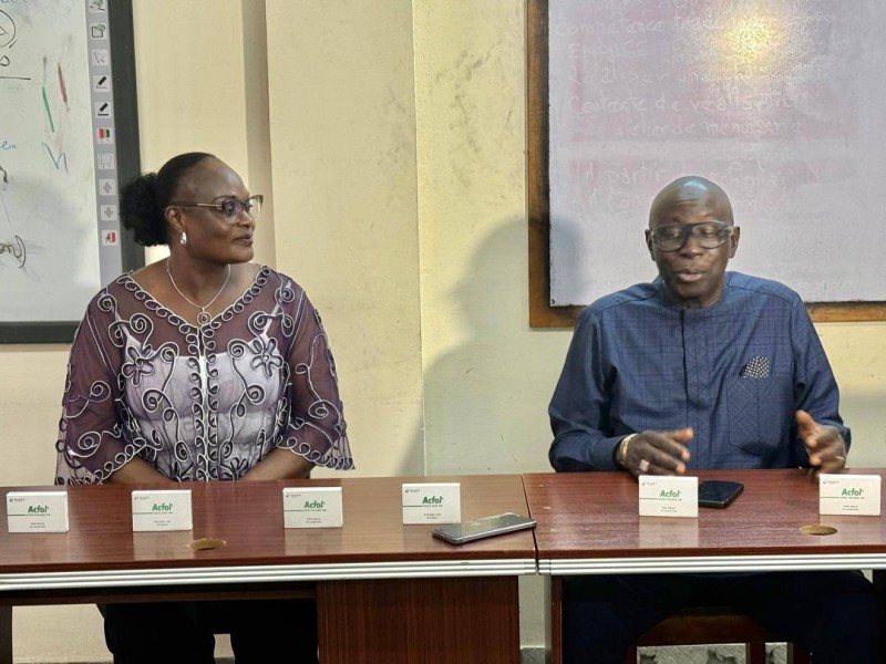 Tonton Bouba (à droite) confirme sa disponibilité à soutenir l'Ong Lanaya Universel (Ph: Bavane)