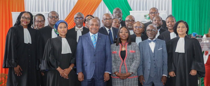 Photo de famille des autorités, des membres du Conseil de l'Ordre du Mérite de la Justice et des responsables du Barreau à l'issue de la cérémonie de décoration.