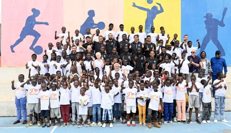 Le président de l'Olympique de Marseille, Stéphane Richard, entouré des enfants de la Case des Enfants, de l'Orphelinat Garçon de Bingerville et du Village SOS d'Abobo lors d'une journée placée sous le signe de la solidarité.